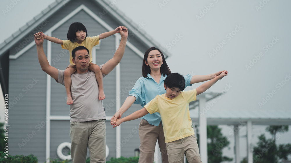The family is happy because they can relax at a modern style holiday home.Husband and wife seem happy to be together with their children.The summer lifestyle is to take the family on vacation. The family is happy because they can relax at a modern style holiday home.Husband and wife seem happy to be together with their children.The summer lifestyle is to take the family on vacation.