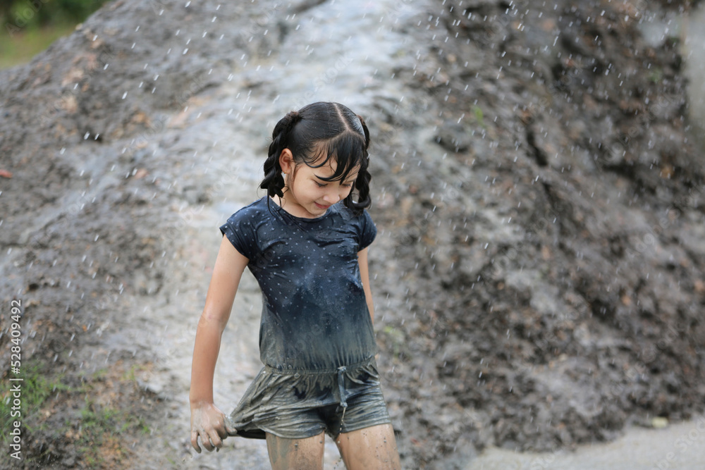 Naklejka premium Group of kids playing on muck in the raining day