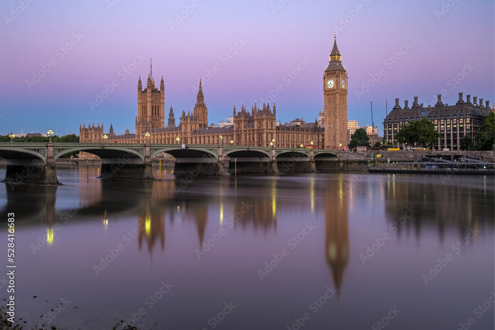 Fototapeta premium Westminster Bridge during dawn twilight