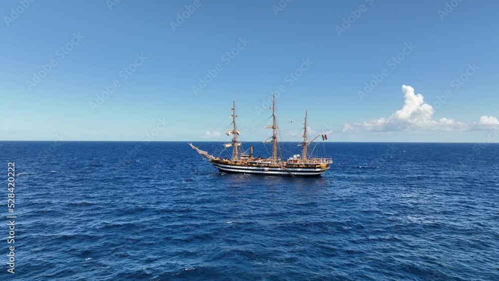 La nave scuola Amerigo Vespucci della Marina Militare Italiana, utilizzata per l'addestramento dei cadetti. Ripresa aerea con drone La nave scuola Amerigo Vespucci della Marina Militare Italiana, utilizzata per l'addestramento dei cadetti. Ripresa aerea con drone