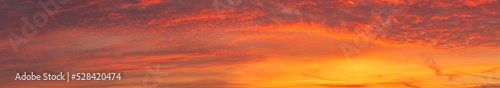 Foto Very wide angle panorama view of dramatic sunset sky