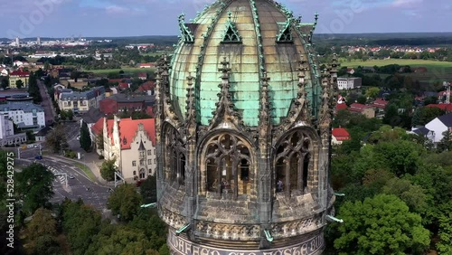 Nahaufnahme, Flug um den historischen Schlossturm der Schlosskirche, Lutherstadt Wittenberg, Sachsen-Anhalt, Deutschland