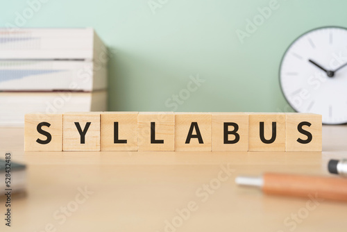 シラバスのイメージ｜SYLLABUSと書かれたブロックが置かれたデスク
