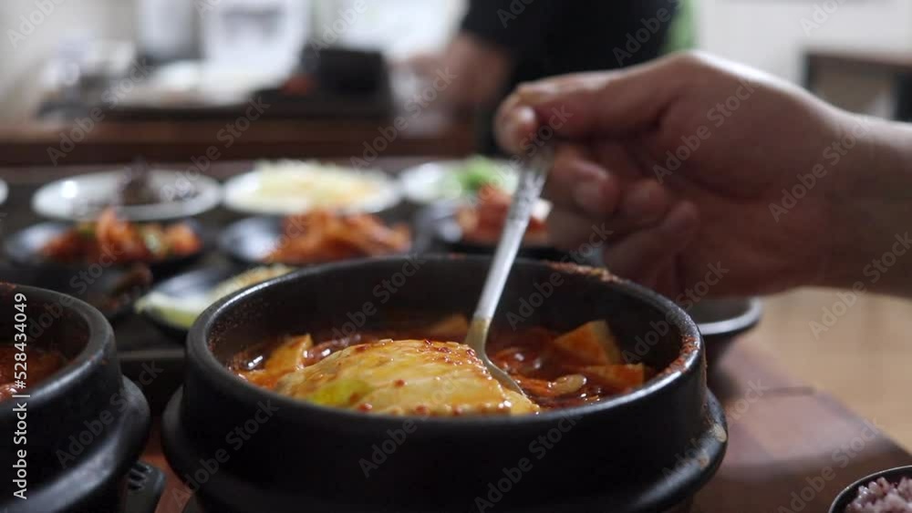 한국 전통 가정식이 두부찌개. 짜고 맵다 Stock Video | Adobe Stock