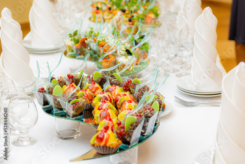 Schilderij op canvas A sumptuously served buffet