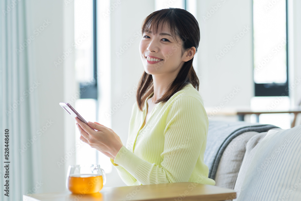携帯を見る女性