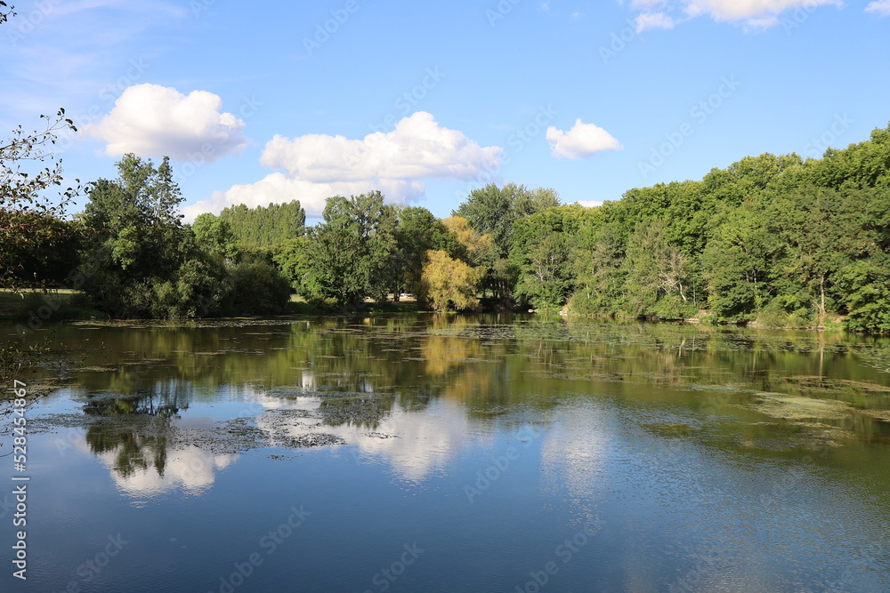 La rivière le Clain, village de Ligugé, département de la Vienne, France La rivière le Clain, village de Ligugé, département de la Vienne, France