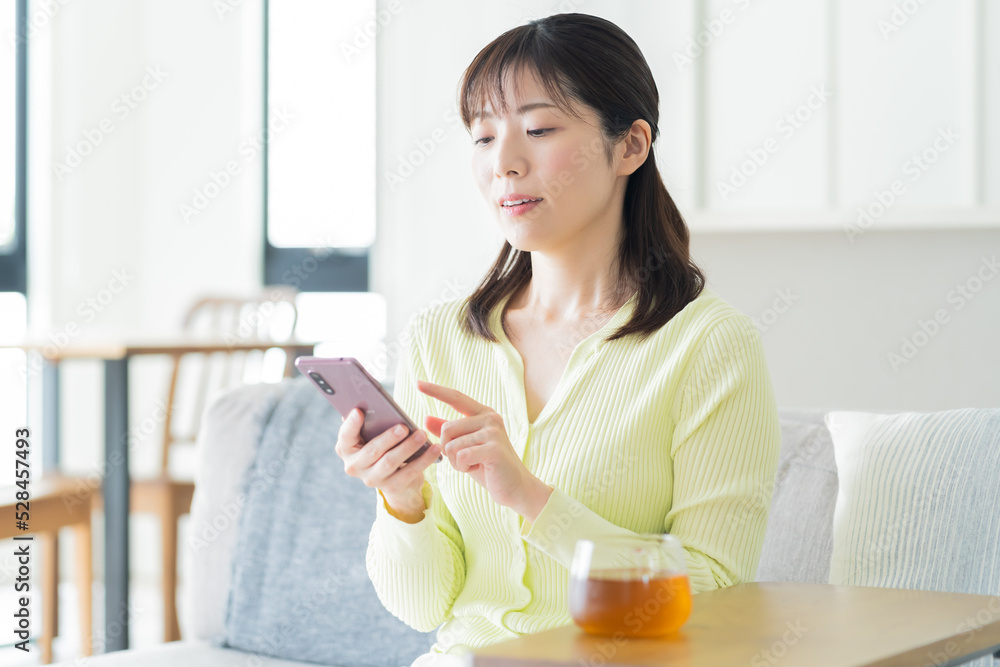 携帯を見る日本人女性