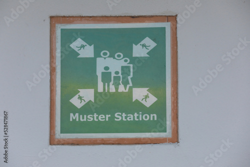Foto Cruise ship Muster station emergency sign for guest and crew togeather Muster st