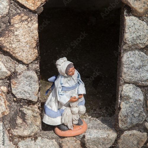 Santon de terre cuite représentant une femme d'autrefois avec son écheveau de laine