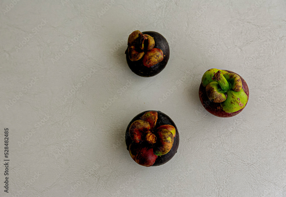 Fruit Mangosteen or mangosteen, is a light green fruit, at first and
