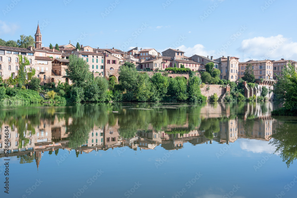 Albi : vue sur la rivière Tarn depuis le jardin du palais de la Berbie, Occitanie, France