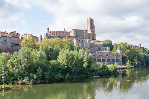 Albi : vue sur la cathédrale et le palais de la Berbie depuis le Tarn, tourisme Occitanie, France