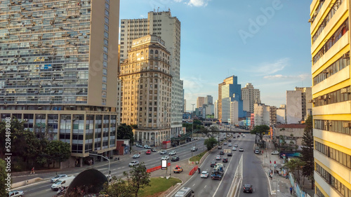 Corredor Norte Sul. Avenida 23 de Maio. São Paulo, Brasil vista da ponte Santa Ifigênia em um dia de sol ensolarado e céu azul