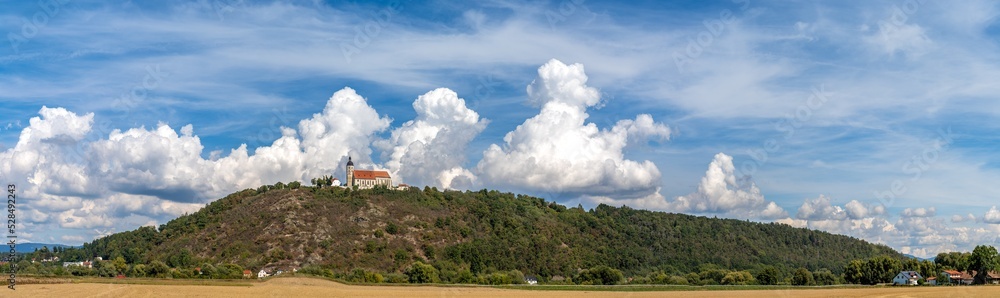 Bogenberg Panorama mit  der Wallfahrtskirche Mariä Himmelfahrt | Niederbayern