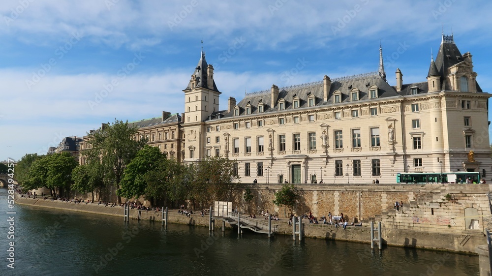 Façade sud du Palais de Justice historique de Paris, siège de la Cour d’Assises, bâtiment ancien au bord de la Seine, quai des Orfèvres, sur l'île de la Cité (France)