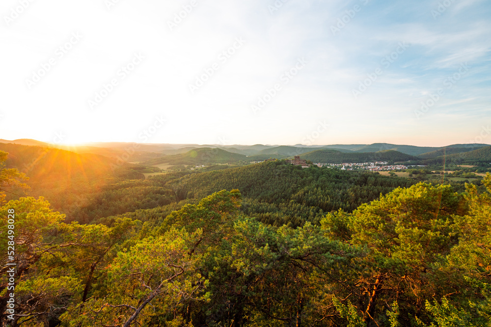 Sandstein Burg Burgruine Drachenfels im Pfälzerwald in Rheinland Pfalz in Deutschland zum Sonnenuntergang