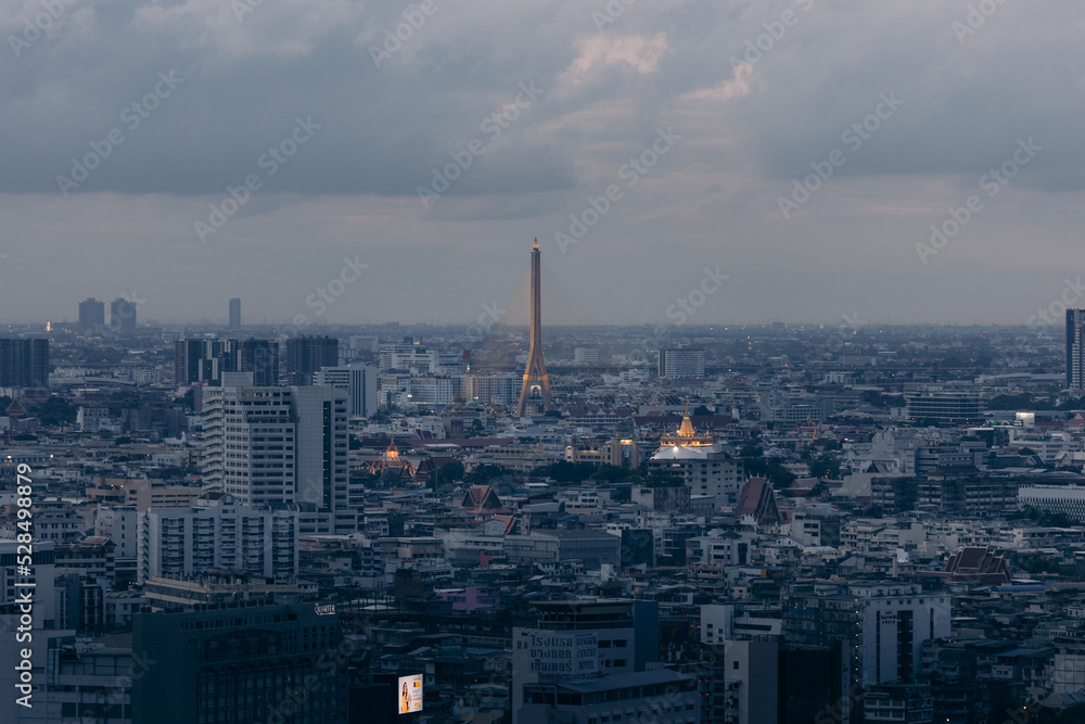 Obraz premium Bangkok city scape view from beautiful Bhumibol Bridge