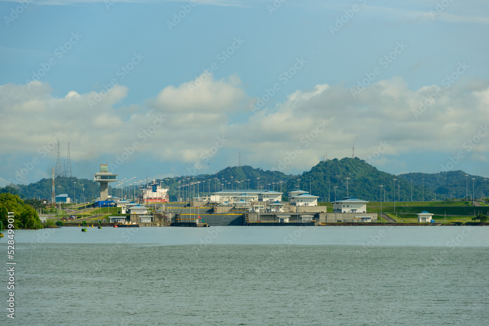 Fototapeta premium Approaching the Miraflores lock on the Panama canal