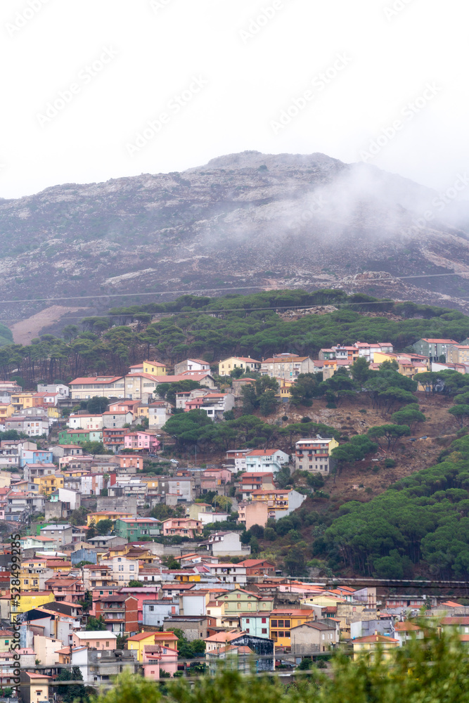 Ausblick auf die Gemeinde Arbus in den Bergen auf SüdSardinien in Italien mit Wolken in den Hügeln