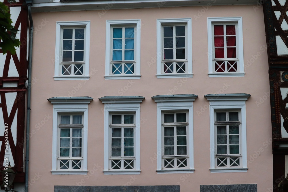 alte Hausfassade mit bunten Fenstern