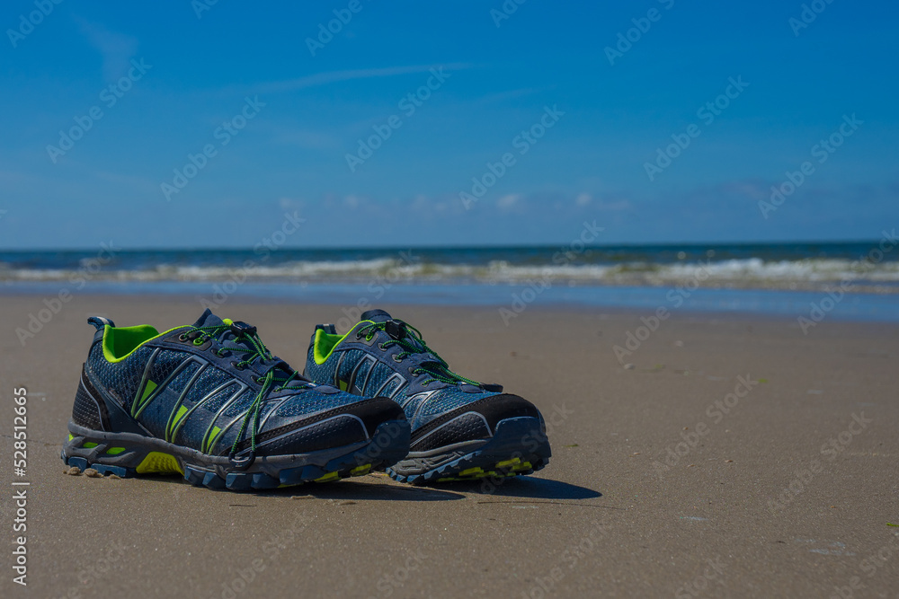 Obraz premium Schuhe am Strand