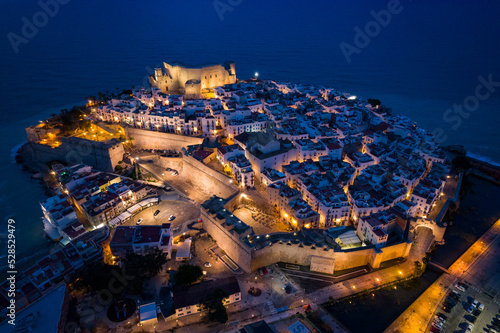 Vista aérea nocturna del castillo de peñíscola con una bonita iluminación.