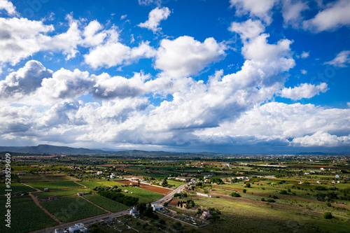 Fotografía aérea de la zona rural de Peñíscola con el cielo parcialmente nublado.
