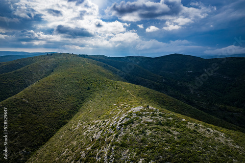 Fotografía aérea de la sierra de irta con el alto de vistahermosa al fondo.