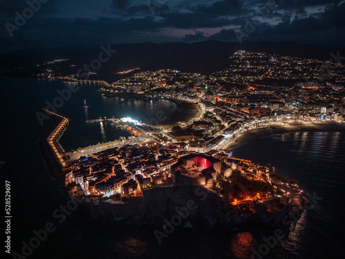 Vista aérea nocturna del castillo de Peñíscola.