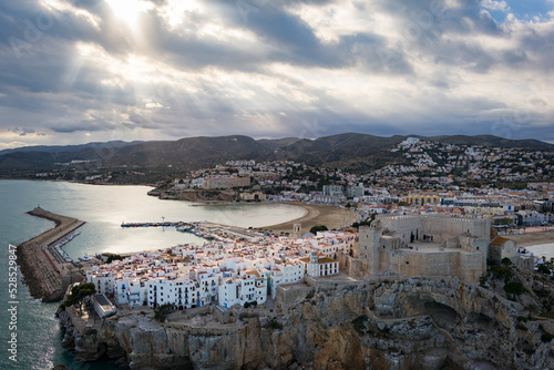 Fotografía aérea de un atardecer en el castillo de Peñíscola.