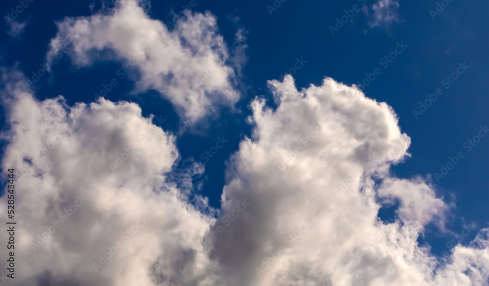 Obraz premium Clouds in dramatic blue sky.