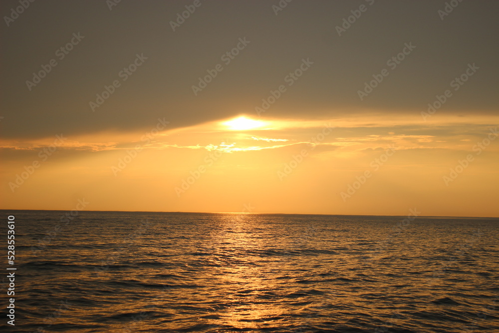 Obraz premium Zachód słońca nad morzem