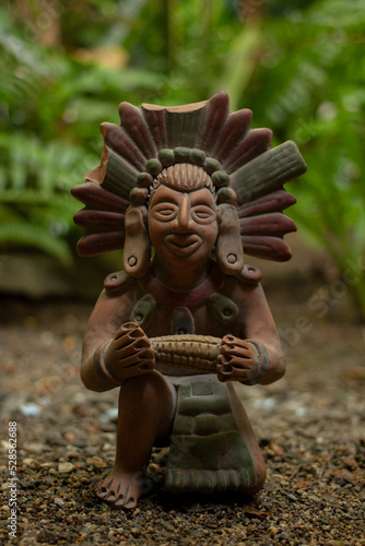Figura prehispanica de barro tradicional mexicana historia culturas antiguas arte prehispánico azteca maya escultura étnica latinoamérica photo