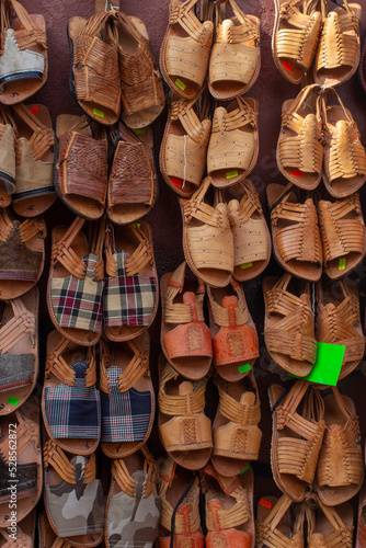 Huarache tradicional mexicano de piel vacuna en mercado típico de méxico calzado 
