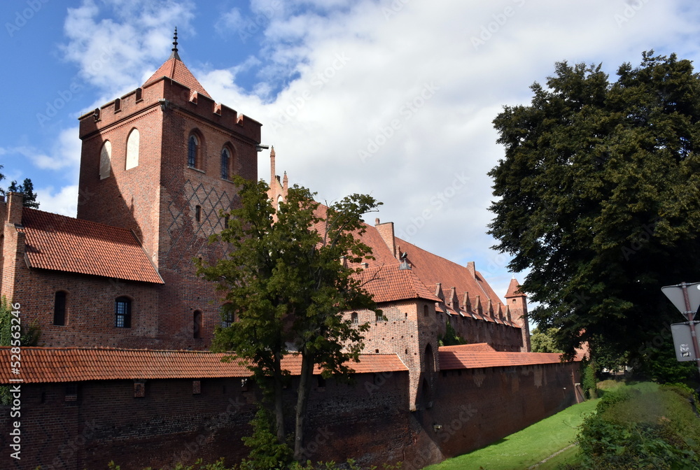 Türme und Mauern der Marienburg in Polen