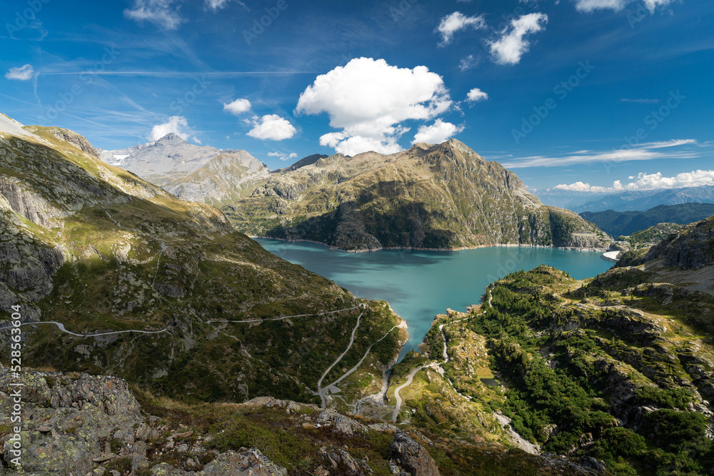 Lac d'Emosson avec le chemin d'accès au vieux Emosson