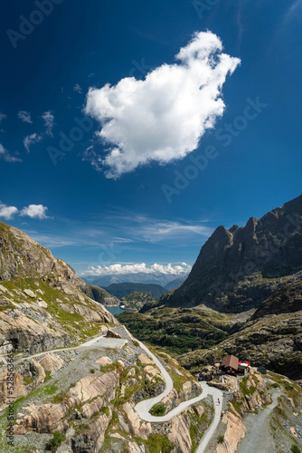 Fotografia Route descendant du barrage du vieux Emosson dans les Alpes Suisse
