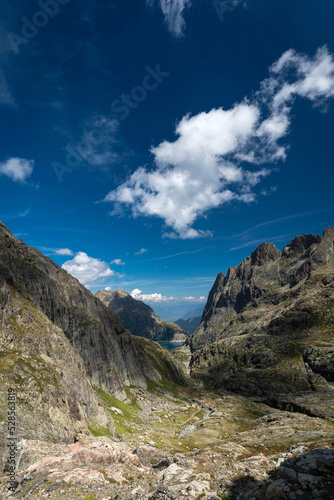 Gorge de Veudale avec un nuage sur le lac d'Emosson