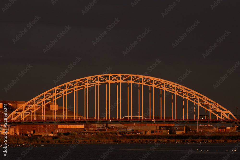 Obraz premium The bridge over the river the North near the village of Alblasserdam by night