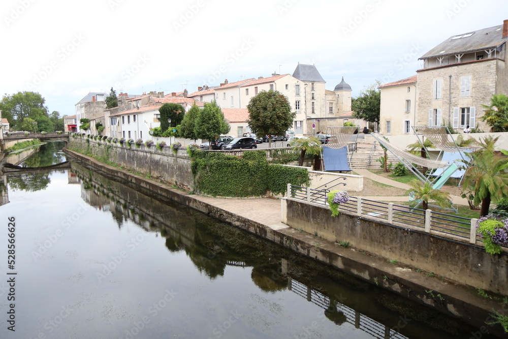 Fototapeta premium La rivière Vendée, ville de Fontenay Le Comte, département de la Vendée, France