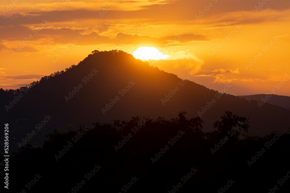 Obraz premium sunset in the mountains