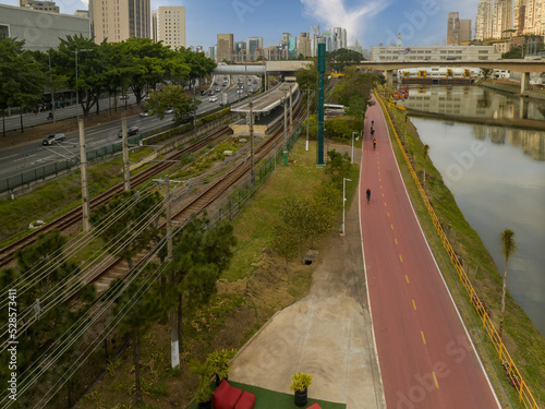 Ciclovia do rio pinheiros em São Paulo pela manhã, sentido zona sul photo