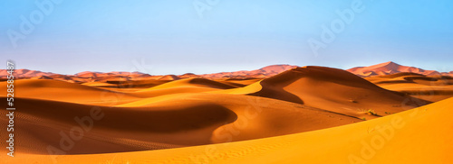 Niesamowity widok na wydmy na Saharze. Lokalizacja: Sahara, Merzouga, Maroko. Obraz artystyczny. Świat piękna