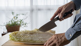 白菜をナイフで切る・Chinese cabbage