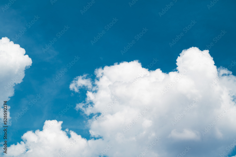 Naklejka premium blue sky with clouds background, summer time, beautiful sky