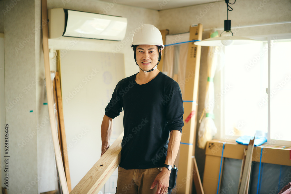 木材を持つ大工職人のポートレート 木材を持つ大工職人のポートレート