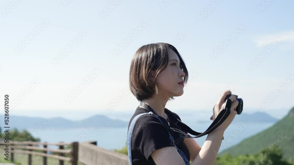 旅しながらカメラで撮影する女性 StockVideo Adobe Stock