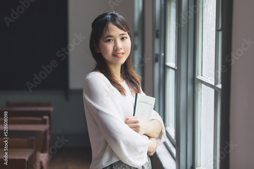 Free Download ノートを抱えて微笑む女性　School - GFXLoad