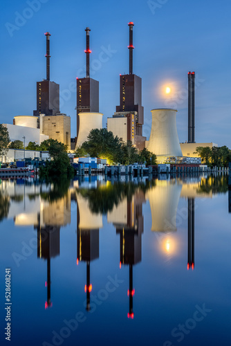 Fotografie, Tablou A thermal power station in Berlin at dusk reflected in a canal
